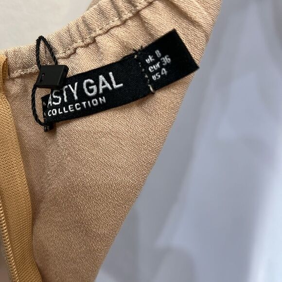 Nasty Gal Khaki Beige Pants Romper Scoop Neck Sleeveless Wide Leg Cut Out Back - Picture 15 of 17